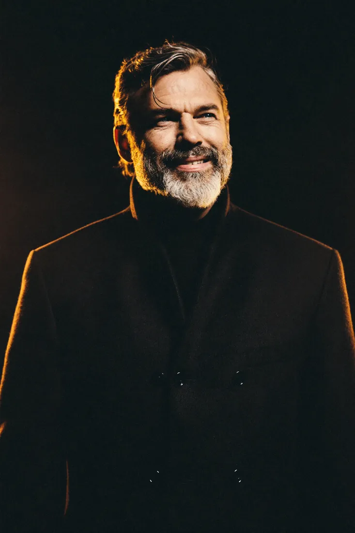 Portrait representing serial builders